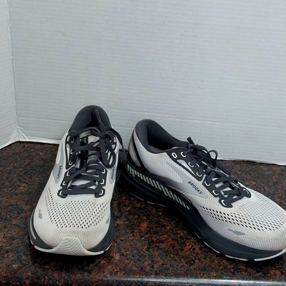 Men"s Brooks "Adrenaline" GTS...EUC...SIZE 9.5.....EU41.